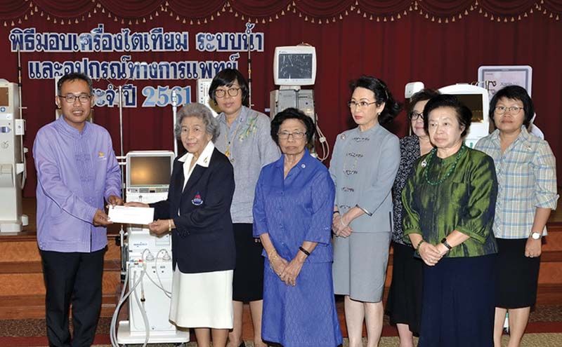 ท่านผู้หญิงอิศรา บุรณศิริ กรรมการมูลนิธิโรคไตฯ พร้อมด้วยกรรมการมูลนิธิและสมาคมในพระอุปถัมภ์ อาทิ คุณจงรักษ์ สังข์ประสิทธิ์, รศ.พญ.เยาวลักษณ์ ชาญศิลป์, สุมัณฑนา โมกขะเวส, พันธ์ภิรมย์-
พันธ์พิไล ใบหยก มอบเงินให้แก่โรงพยาบาลวัดจันทร์เฉลิมพระเกียรติ 80 พรรษา

