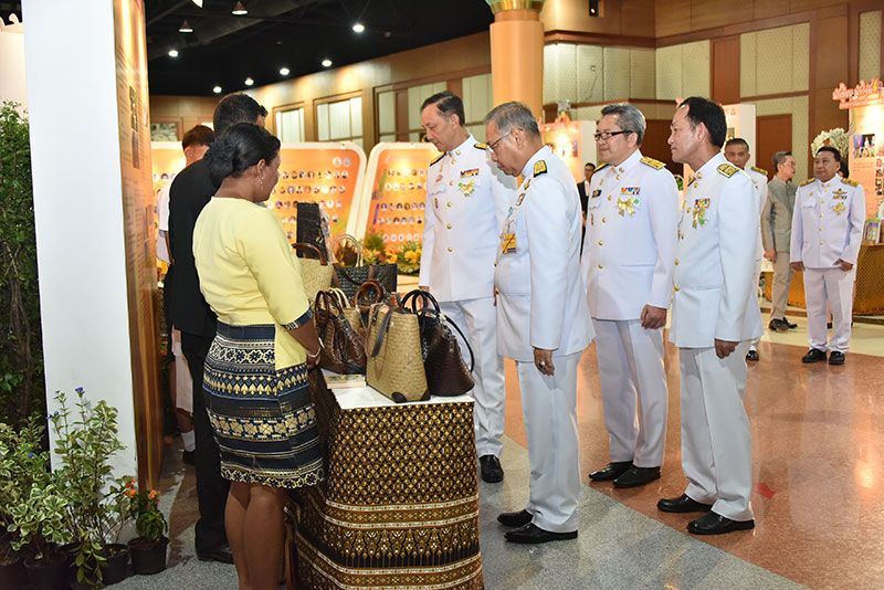 พล.อ.อ.ชลิต พุกผาสุข พร้อมด้วย พล.อ.อนันตพร กาญจนรัตน์ และ ดร.ปรเมธี วิมลศิริ เยี่ยมชมผลงานของผู้ได้รับรางวัล

