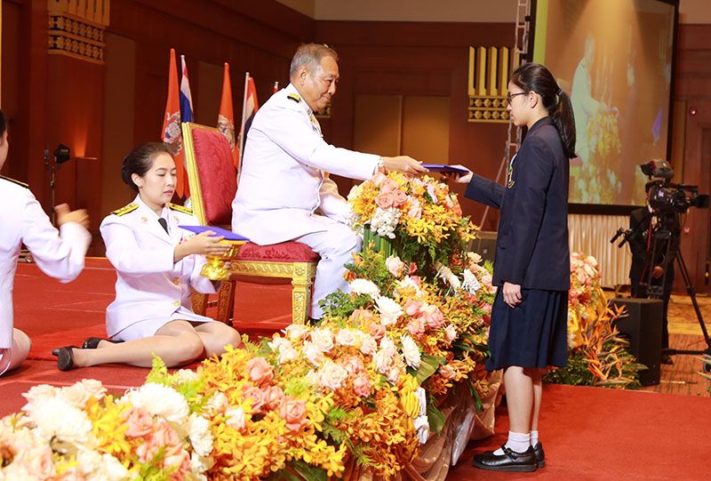 พล.อ.อ.ชลิต พุกผาสุข มอบเกียรติบัตรแก่เด็กและเยาวชนดีเด่นแห่งชาติ

