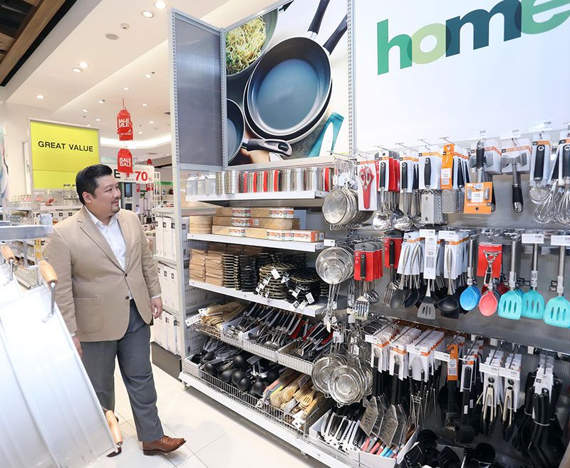 จอม เชี่ยวสกุล

