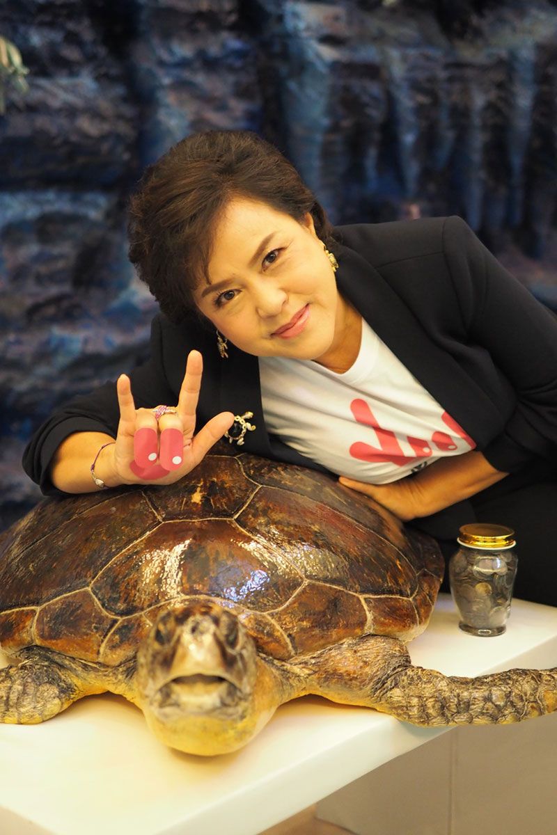 หมอหนิ่ง-รศ.สพ.ญ.ดร.นทริกา ชันซื่อ กับเต่าออมสินจำลอง