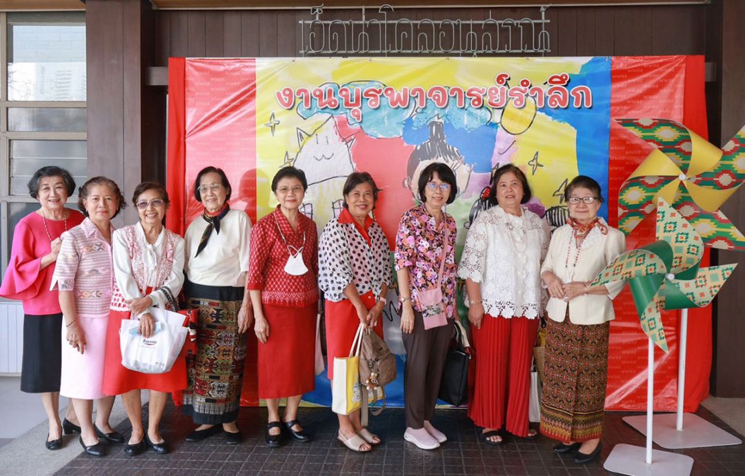 คุณครูอาวุโส นำโดย อ.วรรณดี คันธวงศ์, อ.เสริมศรี
ไชยเศรษฐ์, อ.สาลินี วีรเธียร, อ.จิรพร
รัตนสุนทรากุล ท่ามกลางศิษย์วัฒนาวิทยาลัย
หลากหลายรุ่นมาร่วมรำลึกบุญคุณบุรพาจารย์