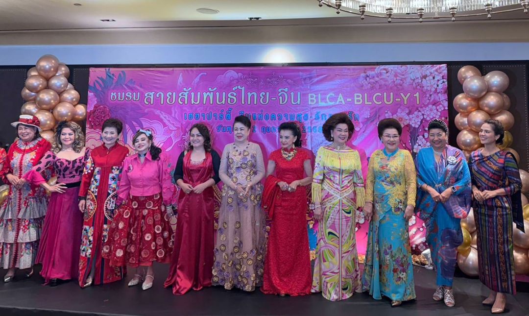 สาวๆ ผู้เข้าประกวดแต่งกายสวยงาม