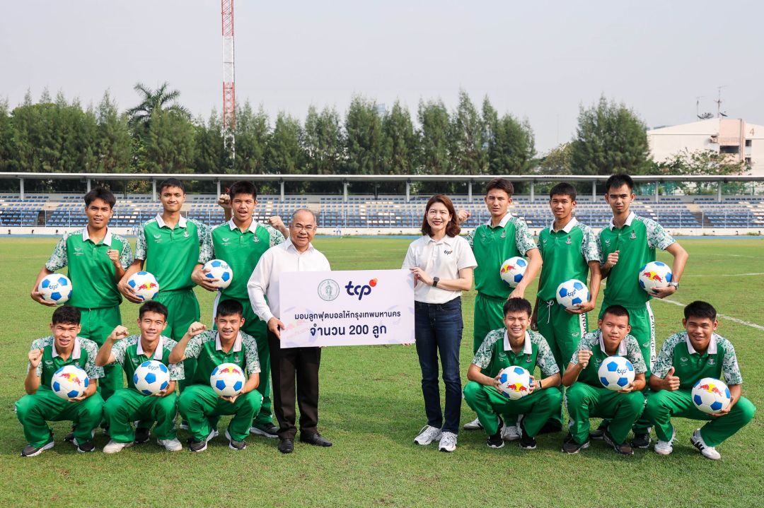กลุ่มธุรกิจ TCP ส่งมอบลูกฟุตบอล 2,000 ลูก ให้กับกรุงเทพมหานคร โดยมี สิงห์ ลิ้มพิรัตน์ ผู้อำนวยการสำนักวัฒนธรรม กีฬา และ การท่องเที่ยว กรุงเทพมหานคร รับมอบ