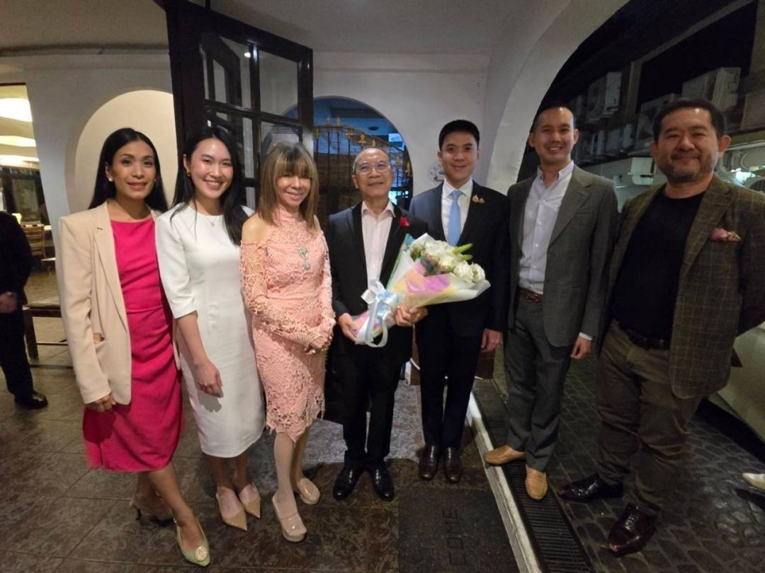 คณะกรรมการสมาคมฯ เฝ้ารับเสด็จ ศุภาพิชญ์ ชุมสาย ณ อยุธยา, ศุภนิดา สกุลตั้งไพศาล, ม.ร.ว.มาลินี จักรพันธุ์, ดร.ชินวัฒน์ สกุลตั้งไพศาล นายก สนอ, 
                  นท.สวพัศ สถิตย์เสถึยร รน. และ บุรินทร์ นาคเจริญ