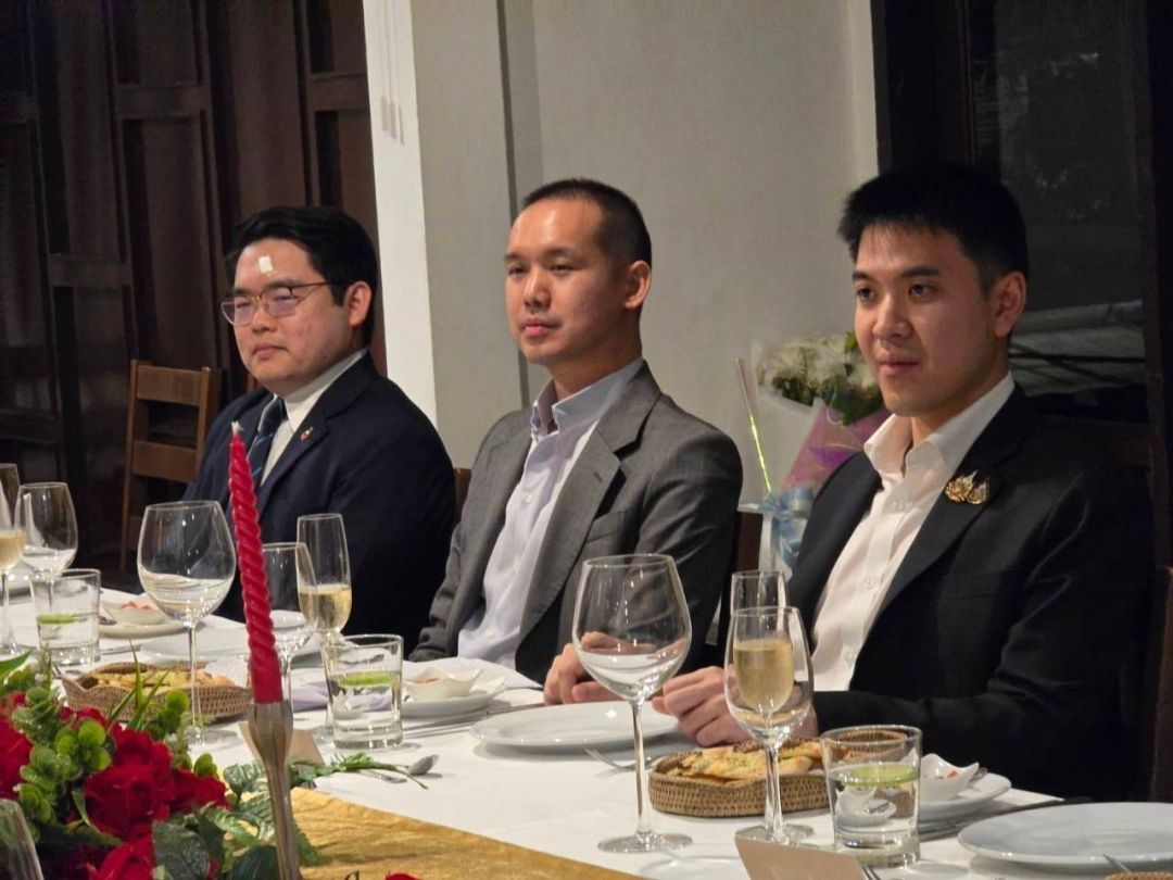 ผศ.ศิรธัช ศิริชุมแสง ที่ปรึกษาฝ่ายประสานงานระดับสูง, นท.สวพัศ สถิตย์เสถียร รน. เลขาธิการ และ ดร.ชินวัฒน์ สกุลตั้งไพศาล นายก สนอ