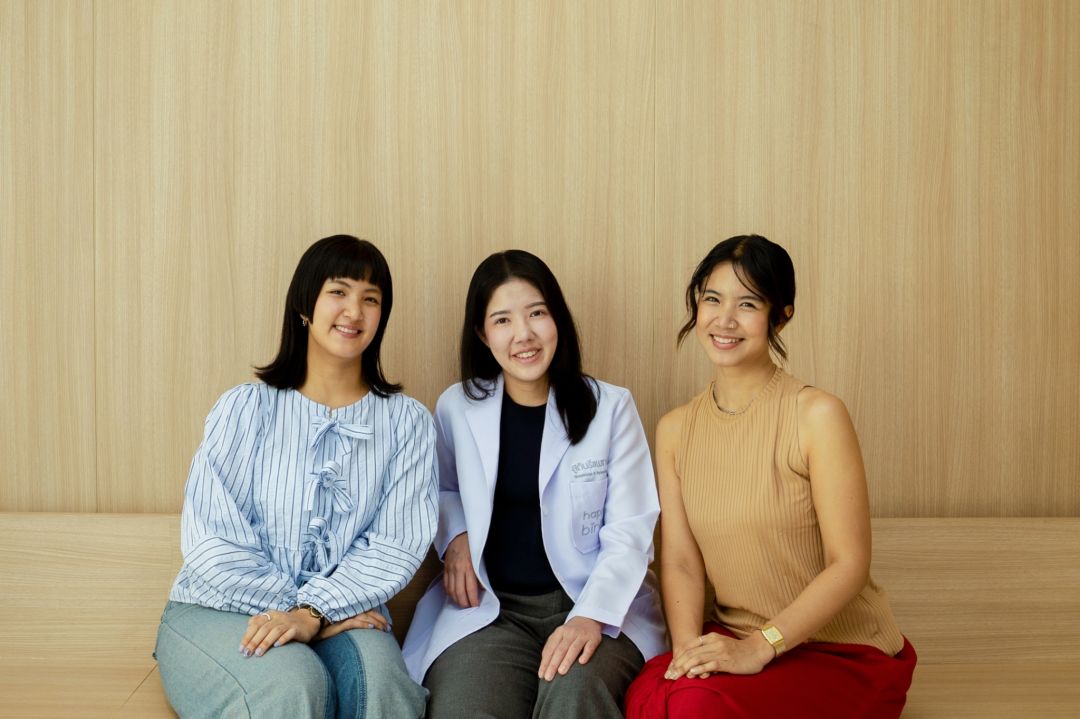  ถมทอง - น้ำทิพย์ ไชยจินดา และ  พญ. ฐิติพรรณ ชยวงศ์รุ่งเรือง 