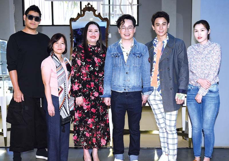 สุริยน ศรีอรทัยกุล กับทีมเจ้าของร้านค้าใหม่ ศรัญญู มนูสาร, รัตนา กนิลฐานนท์, นภัสนันท์ พรรณนิภา, อาทิตย์ ตั้งวิบูลย์พาณิชย์, เซลิน่า สเปียร์แมน