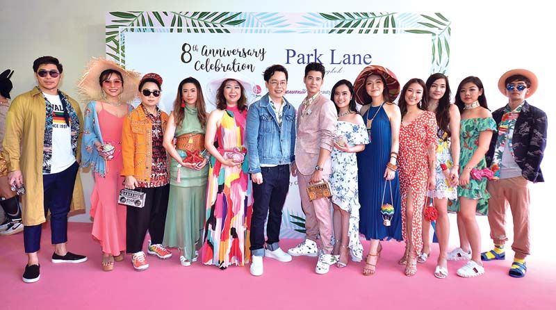 สุริยน ศรีอรทัยกุล กับนายแบบ-นางแบบ นำโดย พระเอกสุดหล่อ มาริโอ้ เมาเร่อ