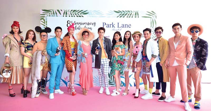 เหล่านางแบบ-นายแบบกับแฟชั่นท้าลมฝน สีสันสดใส