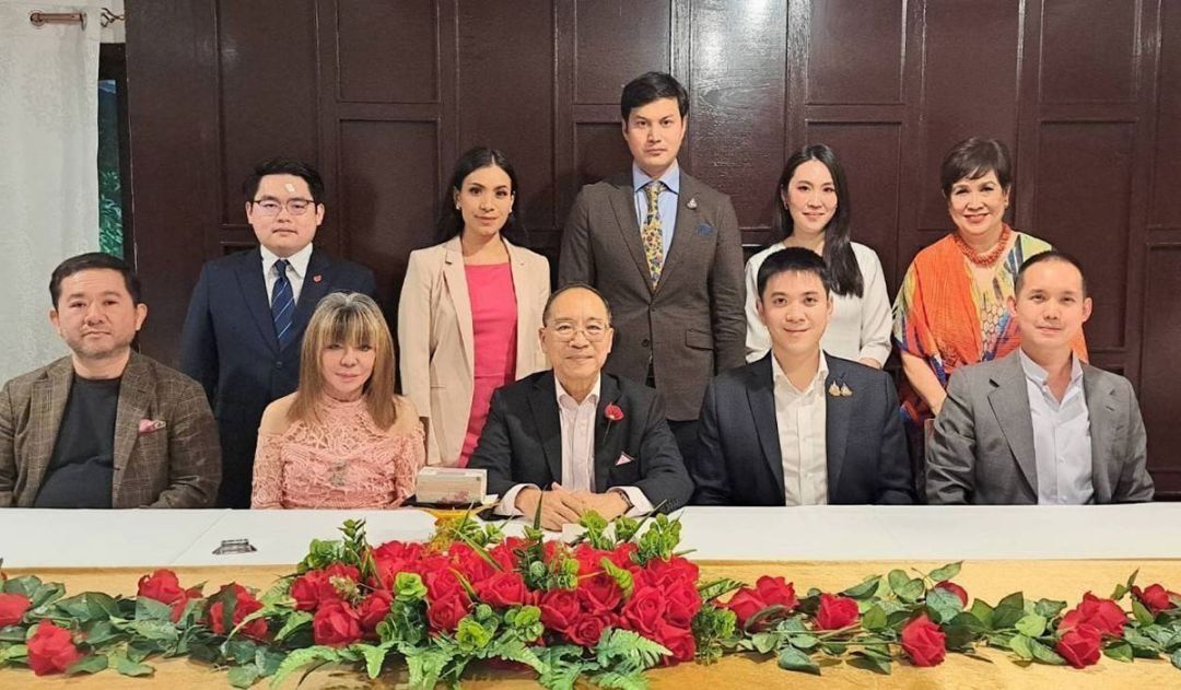 พลเอกพระวรวงศ์เธอ พระองค์เจ้าเฉลิมศึก ยุคล ประธานที่ปรึกษากิตติมศักดิ์ พร้อมด้วย
คณะกรรมการ ส.น.อ. แถวนั่ง : บุรินทร์ นาคเจริญ, ม.ร.ว.มาลินี จักรพันธุ์, ดร.ชินวัฒน์ สกุลตั้งไพศาล
นายก ส.น.อ., น.ท.สวพัศ สถิตย์เสถียร รน., แถวยืน : ผศ.ศิรธัช ศิริชุมแสง, ศุภาพิชญ์ ชุมสาย
ณ อยุธยา, ม.ล.รังษิธร ภาณุพันธุ์, ศุภนิดา สกุลตั้งไพศาล และ ดร.จินดารัตน์ ชุมสาย ณ อยุธยา