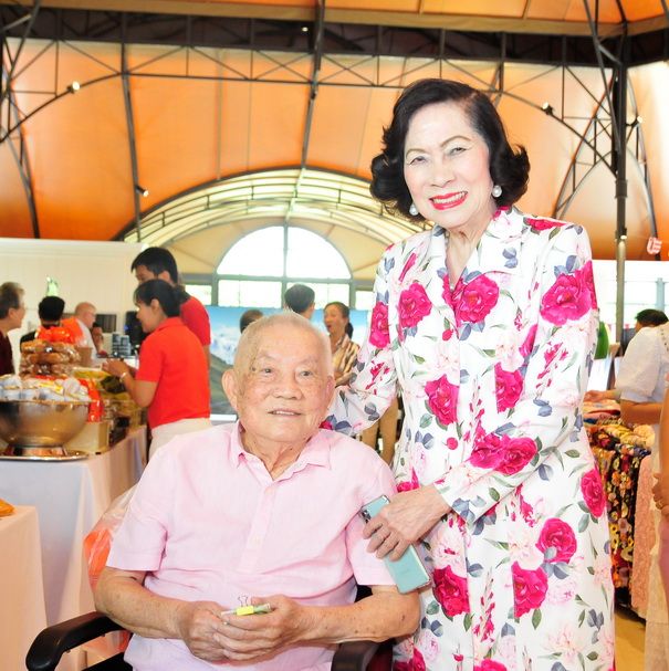 นักเรียนเก่าสวิสฯ สมพจน์ ปิยะอุย และ ศ.ดร.ศุลีมาศ สุทธิสัมพันธ์