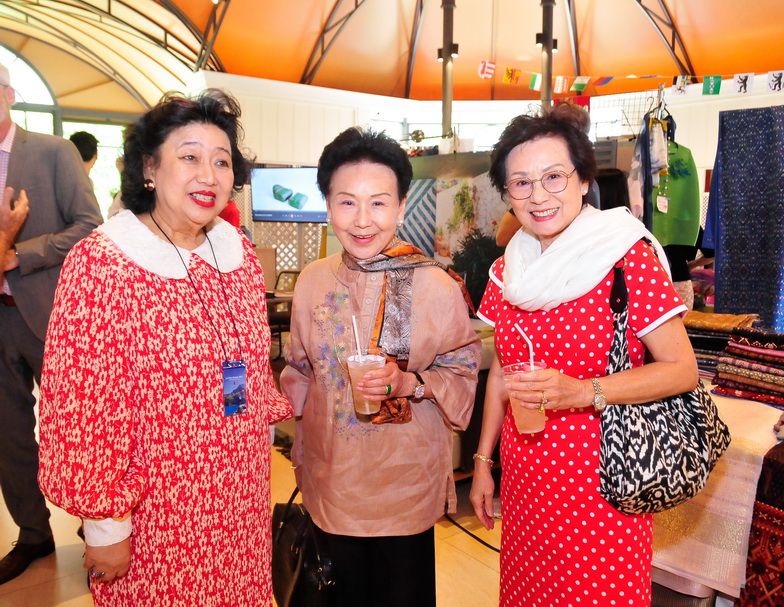 นายกสมาคมฯ ต้อนรับ สุนีรัตน์ เชา และ ทัศนีย์ ศิริตันตราภรณ์