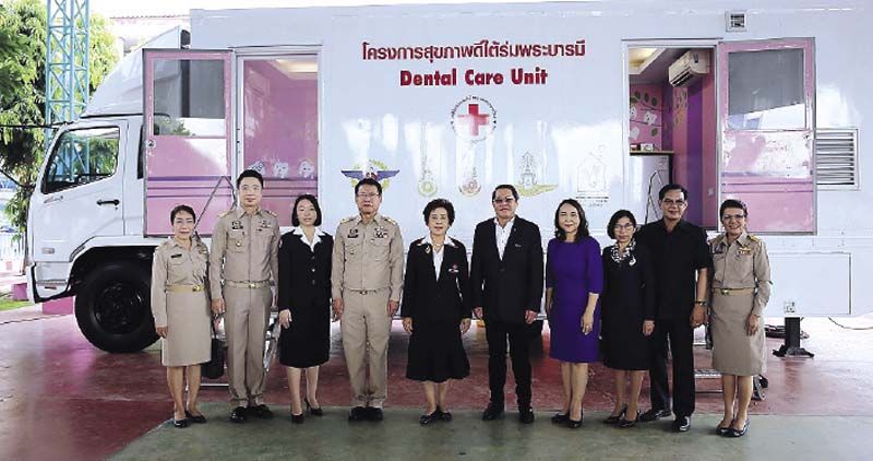 ผู้บริหารเยี่ยมชมหน่วยรถทันตกรรมเคลื่อนที่ มีการตกแต่งอย่างสวยงาม เพื่อให้เด็กๆ รู้สึกผ่อนคลายขณะรับบริการด้านทันตกรรม