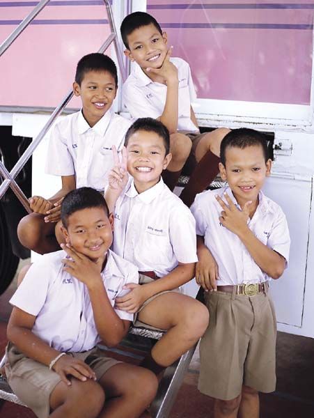 ทันตแพทย์จิตอาสาดูแลรักษาสุขภาพฟันให้กับน้องๆ