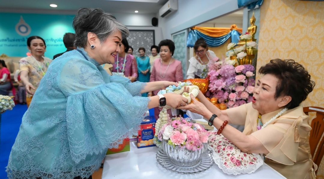 สุกัญญา ประจวบเหมาะ รดน้ำขอพร จรรย์สมร วัธนเวคิน อดีตประธานสมาคมสภาสตรีแห่งชาติฯ
