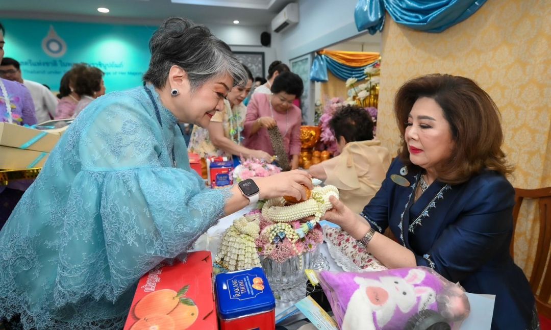 ประธานสภาสมาคมสตรีแห่งชาติฯ รดน้ำขอพรจาก เยาวเรศ ชินวัตร อดีตประธานสมาคมสภาสตรีแห่งชาติฯ