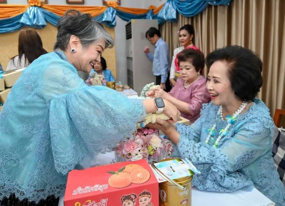 ประธานสภาสมาคมสตรีแห่งชาติฯ รดน้ำขอพรจาก เพ็ญพักตร์ ศรีทอง ประธานสมาคมสภาแม่ดีเด่นแห่งชาติฯ
