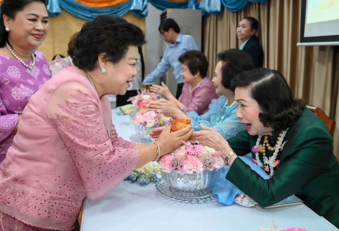 เบญจมาศ  รุจิรวงศ์ รดน้ำขอพรจาก ศ.ดร.ศุลีมาศ สุทธิสัมพัทน์