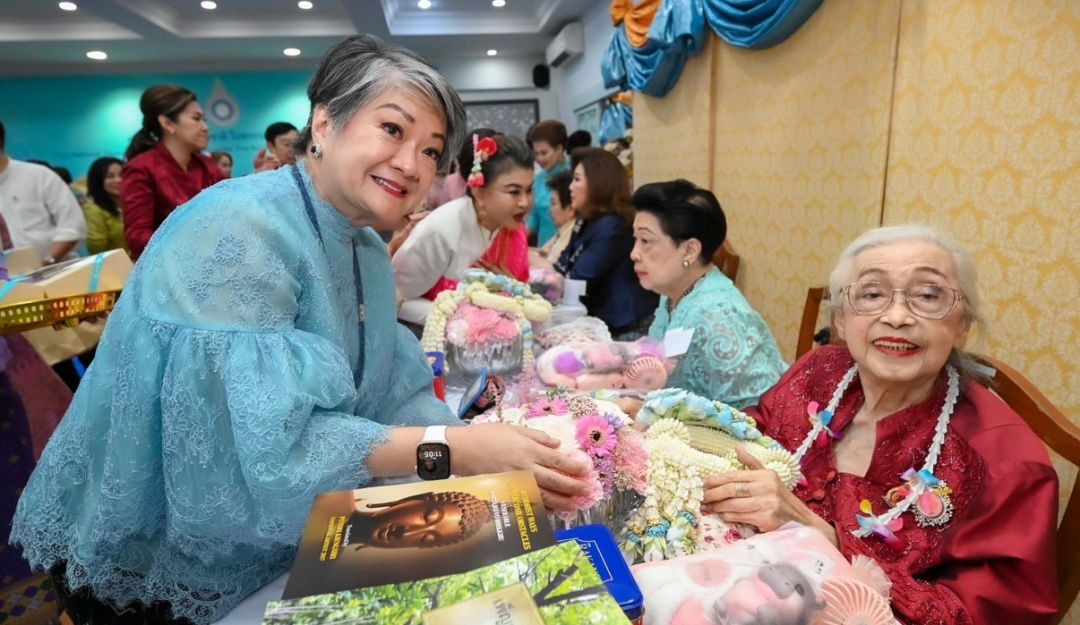 ประธานสภาสมาคมสตรีแห่งชาติฯ รดน้ำขอพรจาก เพ็ญศรี เคียงศิริ สตรีอาวุโส