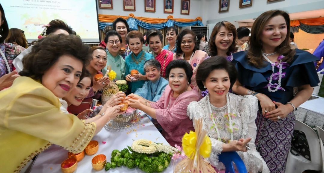 คณะกรรมการอำนวยการ คณะกรรมการบริหาร สมาชิกสมทบ รดน้ำขอพรจาก ประธานสมาคมสภาสตรีแห่งชาติฯ