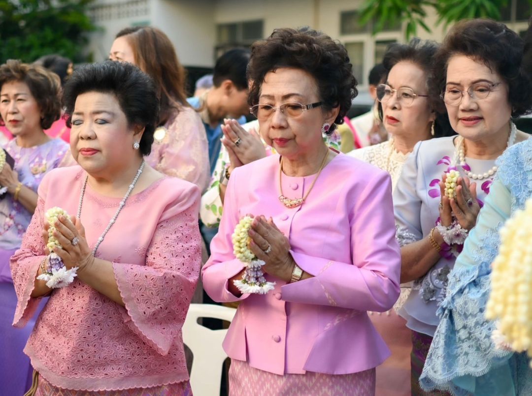 เบญจมาศ  รุจิรวงศ์, วิภาศิริ มะกรสาร และศิริเพ็ญ วิจารณกุล สักการะสิ่งศักดิ์สิทธิ์ประจำบ้านพระกรุณานิวาสน์