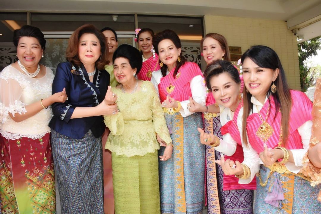 รัญชา บริบาลบุรีภัณฑ์, เยาวเรศ ชินวัตร, คุณหญิงโรส บริบาลบุรีภัณฑ์, ลาวัลย์ แซ่ตั้ง, ณัฏฐภัค อติเชษฐ์ธนิศ และ ดร.อรุณศรี จงเจียมจิตต์