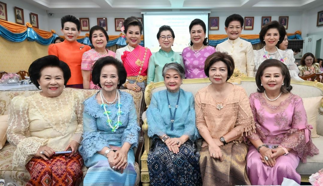 (นั่ง) กอบแก้ว คงน้อย, เพ็ญพักตร์ ศรีทอง, สุกัญญา ประจวบเหมาะ, เบญจมาศ ปริญญาพล, ดร.ธันยรัศมิ์ วงศ์กาสิทธิ์ (ยืน) ขวัญจิต ยั่งยืน, ดร. สุธาทิพ ไชยรัตนะ, ณัฏฐภัค อติเชษฐ์ธนิศ , ประภา กิจจะนะ, ดร. ฉันทนา เปียทอง, ทรัพย์ทวี เชื้อบุญมี , ดร.ชลิดา อนันตรัมพร