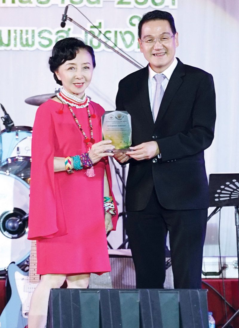 มอบโล่คณะแพทยศาสตร์และสมาคมศิษย์เก่าแพทย์เชียงใหม่ แสดงความยินดีแก่ศิษย์เก่าแพทย์เชียงใหม่ พญ.พันทิวา
สินรัชตานนท์ ที่ได้รับรางวัลแพทย์ต้นแบบของแพทยสภาเนื่องในวาระเฉลิมฉลองแพทยสภาครบรอบ 50 ปี