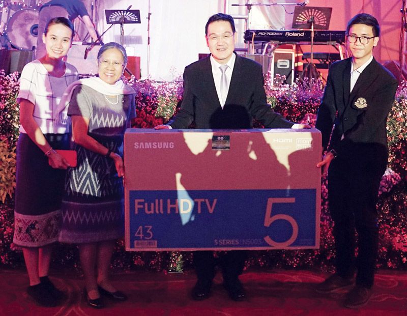 มอบ TV LED 43 นิ้ว ให้แก่ผู้โชคดีที่ได้รับรางวัลหางบัตร