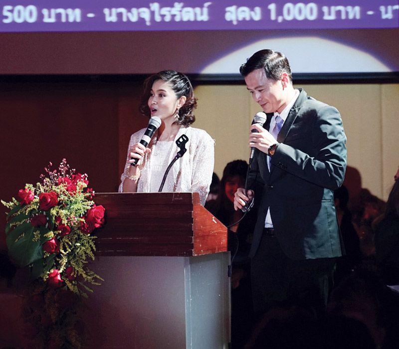 ผศ.นพ.กฤษณ์ ขวัญเงิน รอง ผอ.โรงพยาบาลมหาราชนครเชียงใหม่ และ รศ.พญ.สุชยา
ลือวรรณ พิธีกรดำเนินรายการ