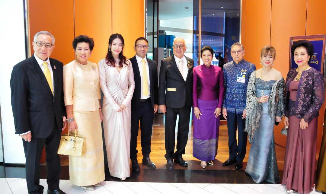 ประธานจัดงาน ม.ร.ว.เบญจาภา- ศักดิ์ทิพย์ ไกรฤกษ์ พร้อมด้วย วุฒา ภิรมย์ภักดี ,ม.ร.ว.มาลินี จักรพันธุ์,คุณหญิงผะอบทิพย ศาตะมาน,เพิ่มพูน-จุฑาทิพ ไกรฤกษ์  และ เพิ่มศักดิ์ (มดแดง)-อภิชญา ไกรฤกษ์