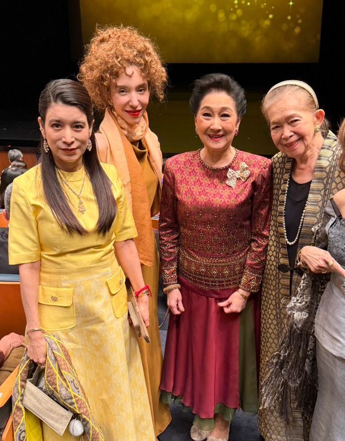 ผาณิต พูนศิริวงศ์ และ นัทธีวรรณ กลศาสตร์เสนี กับสองสาว นันทมาลี  ภิรมย์ภักดี,คลาวเดีย จักรพันธุ์ ณ อยุธยา