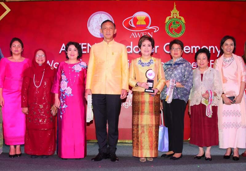 พลเอกอนันตพร กาญจนรัตน์ รัฐมนตรีว่าการกระทรวงการพัฒนาสังคมและความมั่นคงของมนุษย์ เป็นประธาน งานพิธีส่งมอบตำแหน่งประธานเครือข่ายผู้ประกอบการสตรีอาเซียนให้แก่ คุณหญิงณัฐิกา วัธนเวคิน อังอุบลกุล ประธาน ASEAN Women Entrepreneurs Network (AWEN) ประเทศไทย