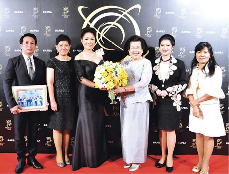 ประกายรัตน์ ตันธีรวงศ์ และ ฉัตรสุดา จันทร์ดียิ่ง นำทีมคณะทำงานร่วมแสดงความยินดีกับ ณัฏฐกัญญา แสงโพธิ์