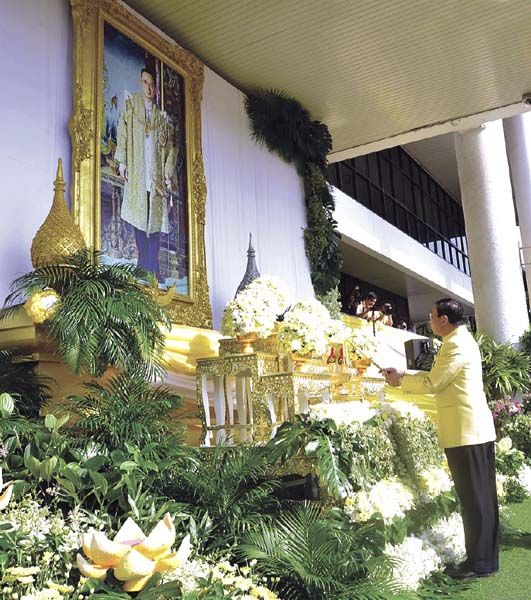 ศ.พิเศษ พรเพชร วิชิตชลชัย ประธาน สนช. ถวายความเคารพและ จุดธูปเทียน เครื่องทองน้อยหน้าพระบรมฉายาลักษณ์พระบาทสมเด็จ พระปรมินทรมหาภูมิพลอดุลยเดช บรมนาถบพิตร