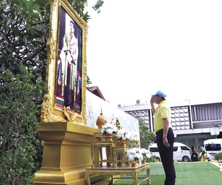 ศ.พิเศษ พรเพชร วิชิตชลชัย ประธาน สนช. นำคณะจิตอาสาซึ่งประกอบด้วย สมาชิกสภานิติบัญญัติแห่งชาติ ข้าราชการของสำนักงานเลขาธิการวุฒิสภา และสำนักงานเลขาธิการสภาผู้แทนราษฎร บุคลากรในวงงานรัฐสภา กล่าวคำปฏิญาณตนจิตอาสา “เราทำความ ดี ด้วยหัวใจ” หน้าพระ ฉายาลักษณ์สมเด็จพระเจ้าอยู่หัวมหาวชิราลงกรณ บดินทรเทพยวรางกูร