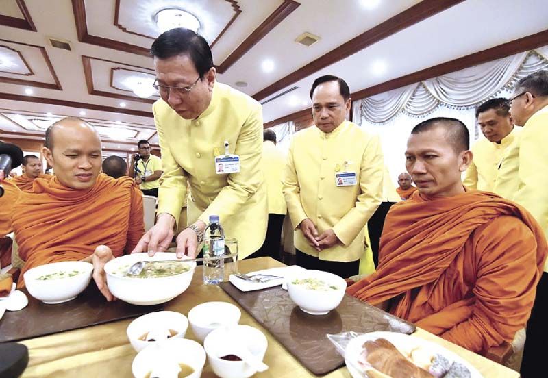 ศ.พิเศษ พรเพชร วิชิตชลชัย ประธาน สนช. เป็นประธานในพิธีถวายภัตตาหารเช้าแด่พระภิกษุสงฆ์ โดยมี พล.ต.อ.พิชิต ควรเดชะคุปต์ ประธาน คณะกรรมาธิการการศาสนา ศิลปะ วัฒนธรรมและการท่องเที่ยว สภานิติบัญญัติแห่งชาติ ในฐานะประธานคณะกรรมการจัดงาน