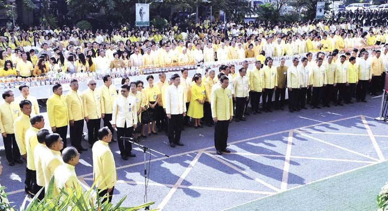 ศ.พิเศษ พรเพชร วิชิตชลชัย ประธาน สนช. พร้อมด้วย สมาชิกสภานิติบัญญัติแห่งชาติ บุคลากรของสำนักงานเลขาธิการวุฒิสภา และสำนักงานเลขาธิการ สภาผู้แทนราษฎร ร่วมในพิธี