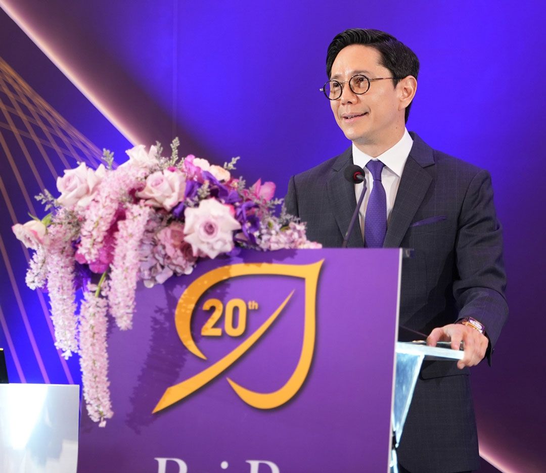 กฤษณ์ จันทโนทก ประธานเจ้าหน้าที่บริหาร ธนาคารไทยพาณิชย์ ร่วมแสดงความยินดีกับผู้ประกอบการทั้ง 6 ราย ที่ได้รับรางวัล
