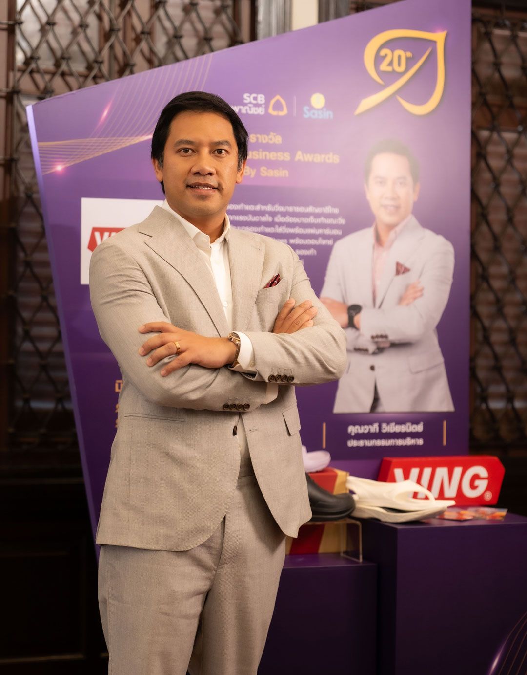 วาที วิเชียรนิตย์ ประธานกรรม
การบริหาร บริษัท วีอิ้ง อิน
เตอร์เทรด จำกัด รองเท้าแตะสำหรับวิ่งมาราธอน นวัตกรรมไทยท้าทายข้อจำกัดก้าวไกลสู่เวทีโลก
