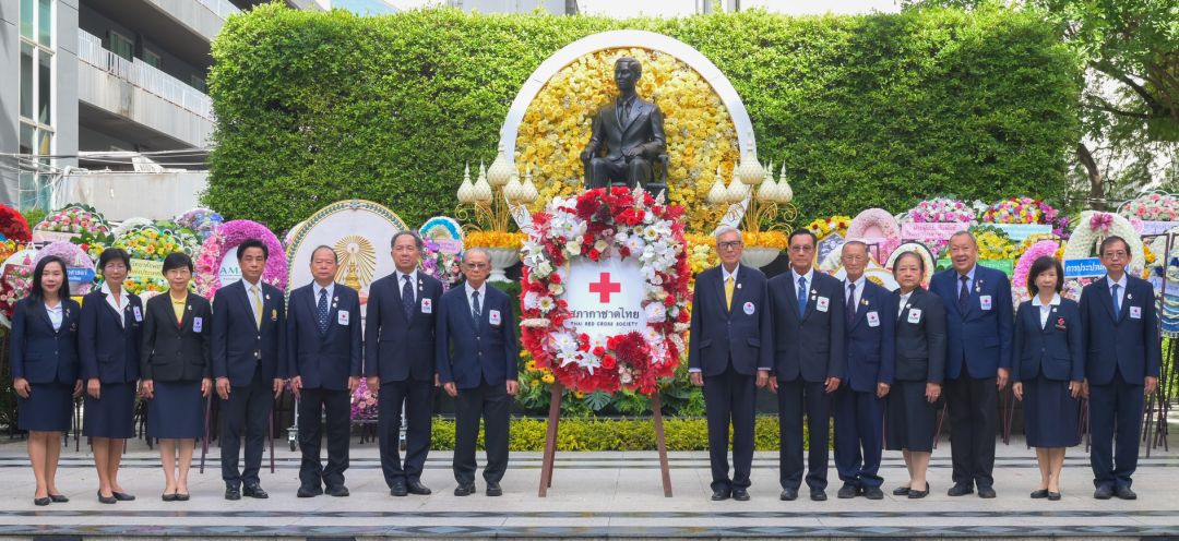 เตช บุนนาค เลขาธิการสภากาชาดไทย พร้อมคณะผู้บริหาร อาทิ ขรรค์ ประจวบเหมาะ ผอ.สำนักจัดหารายได้,   พล.ท.นพ.อำนาจ บาลี ผอ.สำนักงานบรรเทาทุกข์ฯ, รศ.พญ.ดุจใจ ชัยวานิชศิริ ผอ.ศูนย์บริการโลหิตแห่งชาติ,
รศ.นพ.สุภนิติ์ นิวาตวงศ์ รองผู้อำนวยการศูนย์รับบริจาคอวัยวะ และ  ศ.นพ.สุทธิพงศ์ วัชรสินธุ ร่วมพิธีวางพวงมาลาถวายราชสักการะ
