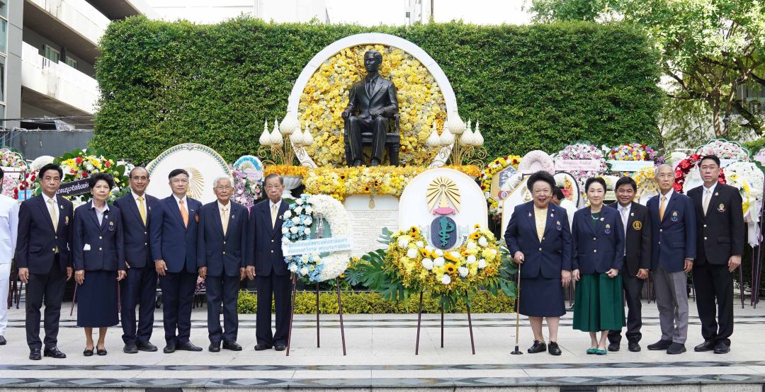 คณะกรรมการมูลนิธิคณะแพทยศาสตร์ จุฬา นำโดย ศ.นพ.สุทธิพงศ์ วัชรสินธ์ รอง ปธ.กก.มูลนิธิฯ, ศ.กิตติคุณ พญ.คุณหญิงกอบจิตต์ ลิมปพะยอม กรรมการและเหรัญญิก,รศ.นพ.ปรีชา ทัศนประดิษฐ์, รศ.นพ.พงษ์ศักดิ์ ยุกตนันท์, ศุภลาภ พิทักษ์โลหพิตร, ผาณิต พูนศิริวงศ์, ศ.นพ.รังสรรค์ ฤกษ์นิมิต, พิศาล มาณวพัฒน์ และผศ.นพ.นครินทร์ ศิริทรัพย์ ร่วมด้วยผู้แทนมูลนิธิสมเด็จพระมหิตลาธิเบศร อดุลยเดชวิกรม พระบรมราชชนก ศ.กิตติคุณ นพ.ประมวล วิรุตแสน