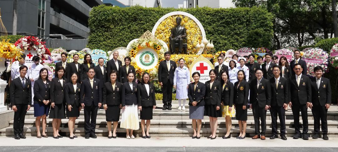 รศ.นพ.ฉันชาย สิทธิพันธุ์ คณบดี คณะแพทยศาสตร์ และ ผอ.รพ.จุฬาฯ นำคณะบุคลากรคณะแพทยศาสตร์ และ รพ.จุฬาฯ ร่วมวางพวงมาลาถวายราชสักการะ
