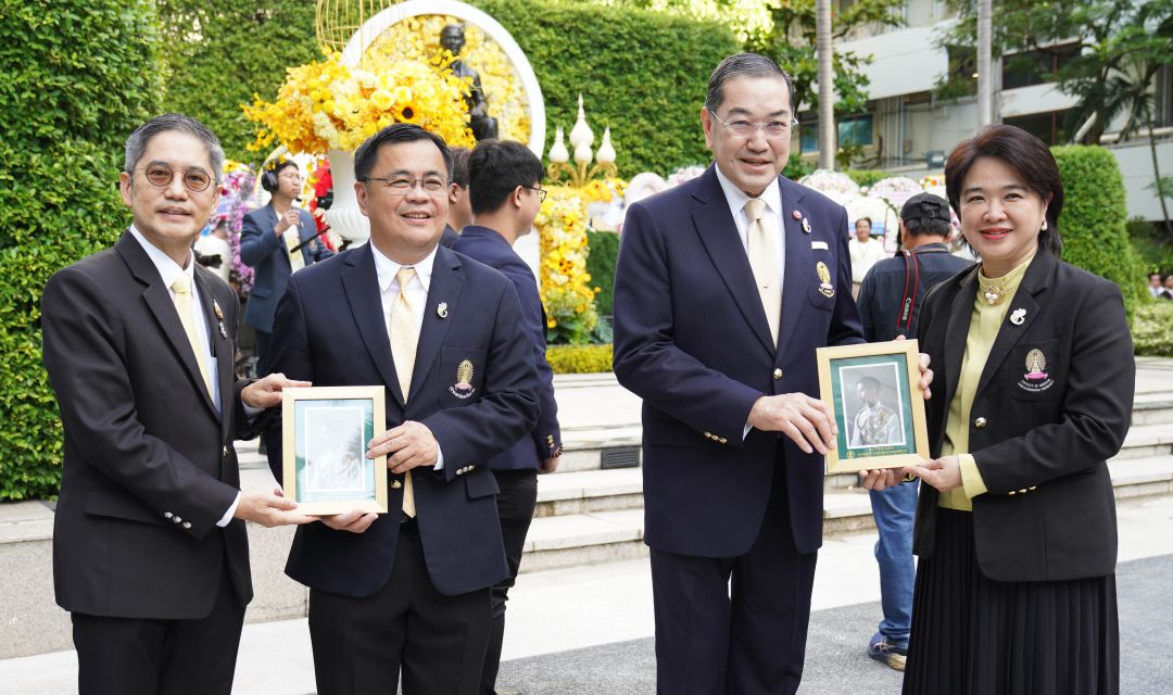 ศ.พญ.บุรณี กาญจนถวัลย์ รองคณบดีฝ่ายบริหาร คณะแพทยศาสตร์ จุฬาฯ มอบพระรูป ร.8 แก่ ศ.พิเศษ ดร.สุรเกียรติ์ เสถียรไทย นายกสภาจุฬาลงกรณ์มหาวิทยาลัย และ รศ.ดร.นพ. จิรุตม์ ศรีรัตนบัลล์ รองคณบดีฝ่ายวางแผนและพัฒนา คณะแพทยศาสตร์ จุฬาฯ มอบให้ ศ.ดร.วิเลิศ ภูริวัชร อธิการบดีจุฬาลงกรณ์มหาวิทยาลัย