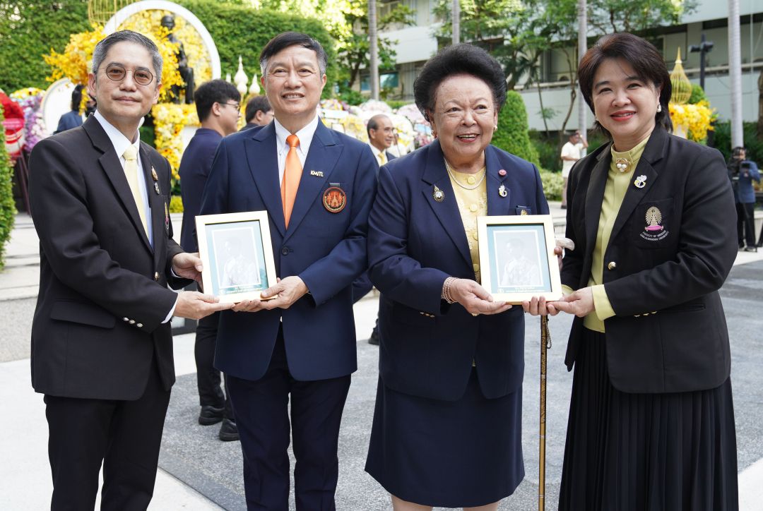 สองรองคณบดี คณะแพทยศาสตร์ จุฬาฯ มอบพระรูป ร.8 ที่ระลึกให้แก่ ศ.กิตติคุณ พญ.คุณหญิงกอบจิตต์ ลิมปพะยอม และรศ.นพ.ประเสริฐ ตรีวิจิตรศิลป์ ผอ.รพ.พระจอมเกล้าเจ้าคุณทหาร