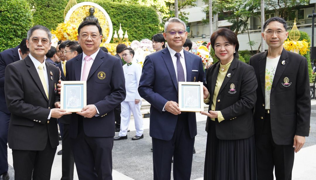 ศ.นพ.วิชาญ ยิ่งศักดิ์มงคล หัวหน้าภาค/ฝ่ายออโธปิดิกส์ คณะแพทยศาสตร์ จุฬาฯ (ที่ 2 จากซ้าย) รับมอบพระรูป ร.8 เป็นที่ระลึก โดยมี ศ.ดร.นพ.สิทธิศักดิ์ หรรษาเวก รองคณบดีฝ่ายกิจการนิสิต (ขวาสุด) ร่วมพิธี
