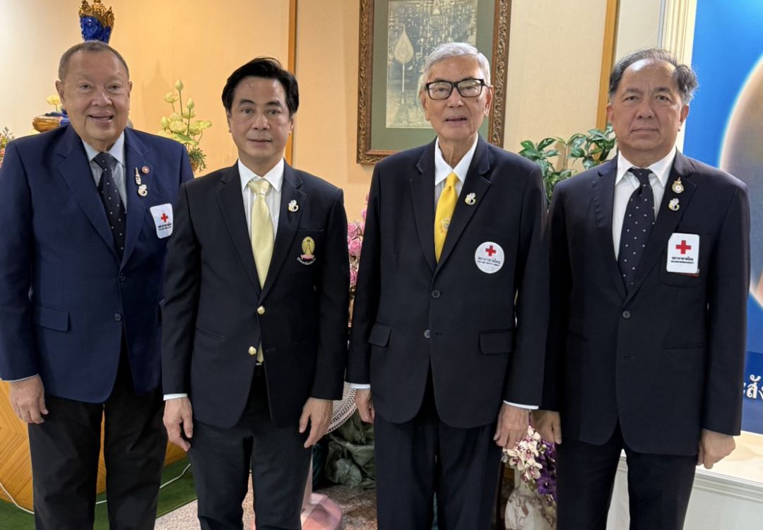 เตช บุนนาค เลขาธิการสภากาชาดไทย พร้อมด้วย ขรรค์ ประจวบเหมาะ ผอ.สำนักจัดหารายได้ฯ, ศ.นพ.สุทธิพงศ์ วัชรสินธุ์ 