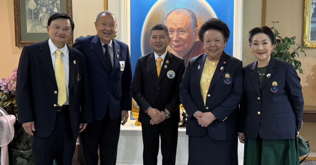 ศ.กิตติคุณ นพ.จรัญ  มหาทุมะรัตน์  นายกสมาคมศิษย์เก่าแพทย์จุฬาฯ, ขรรค์ ประจวบเหมาะ, พล.อ.ท.นพ.อิทธพร คณะเจริญ, ศ.กิตติคุณ พญ.คุณหญิงกอบจิตต์ ลิมปพะยอม และ ผาณิต พูนศิริวงศ์