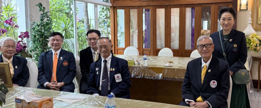 ผาณิต พูนศิริวงศ์ ถ่ายภาพร่วมกับ เตช บุนนาค, พล.ท.นพ.อำนาจ บาลี, รศ.นพ.ประเสริฐ ตรีวิจิตรศิลป์ และ รศ.นพ.ปรีชา ทัศนประดิษฐ์